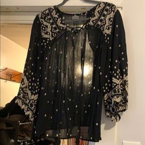 Black and white patterned flowy top